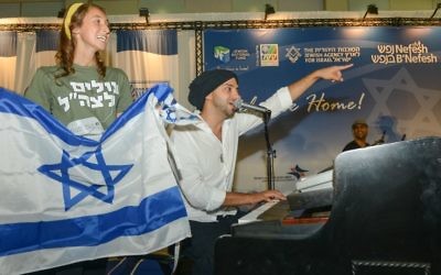 L'artiste Idan Raichel accueille des nouveaux immigrants américains à l'aéroport Ben Gurion