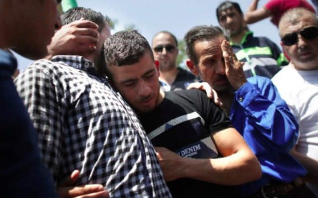 Des proches parents du bébé palestinien qui a péri dans l'incendie criminel de sa maison dans le village de Duma en Cisjordanie, lors de son enterrement le 31 juillet 2015 (Credit photo: Thomas Coex / AFP) Des proches parents du bébé palestinien qui a péri dans l'incendie criminel de sa maison dans le village de Duma en Cisjordanie, lors de son enterrement le 31 juillet 2015 (Credit photo: Thomas Coex / AFP)