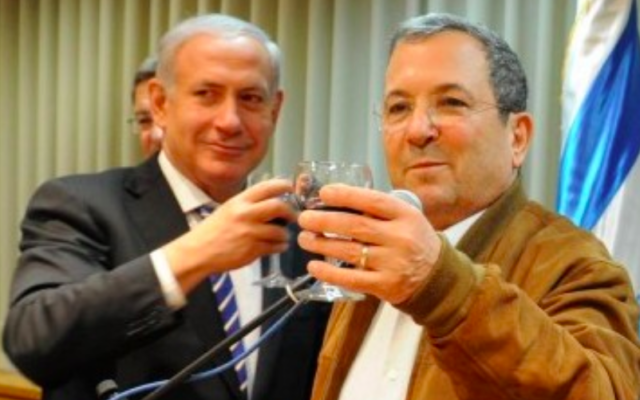 Benjamin Netanyahu et Ehud Barak lors de son 70e anniversaire en février 2012 (Crédit : Ministère de la Défense / Flash90) Benjamin Netanyahu et Ehud Barak lors de son 70e anniversaire en février 2012 (Crédit : Ministère de la Défense / Flash90)