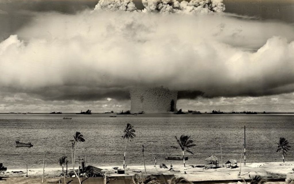 L'essai nucléaire sur l'atoll de Bikini, le 24 juillet 1946. (US Department of Defense / Wikimedia Commons) L'essai nucléaire sur l'atoll de Bikini, le 24 juillet 1946. (US Department of Defense / Wikimedia Commons)