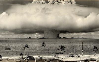 L'essai nucléaire sur l'atoll de Bikini, le 24 juillet 1946. (US Department of Defense / Wikimedia Commons) L'essai nucléaire sur l'atoll de Bikini, le 24 juillet 1946. (US Department of Defense / Wikimedia Commons)