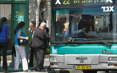 Des passagers montant à bord d'un bus Egged à Jérusalem. Illustration. (Crédit : Nati Shohat / Flash90)
