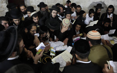 Des juifs orthodoxes prient au Tombeau de Joseph dans la ville de Naplouse, en Cisjordanie, en 2011. Illustration. (Crédit : Yaakov Naumi/Flash90)