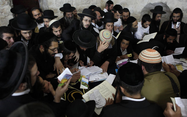 Des juifs orthodoxes prient au Tombeau de Joseph dans la ville de Naplouse, en Cisjordanie, en 2011. Illustration. (Crédit : Yaakov Naumi/Flash90)