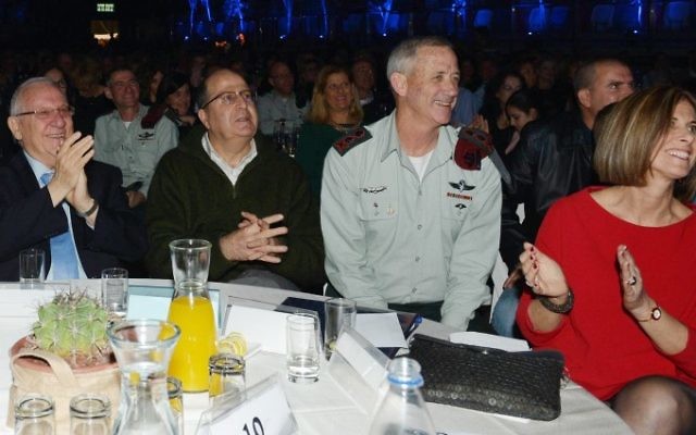 Le président Reuven Rivlin (à gauche), avec le ministre de la Défense Moshe Yaalon (deuxième à gauche), le chef d'état-major sortant de Tsahal Benny Gantz (deuxième à droite), et son épouse (à droite) lors d'une cérémonie d'adieu en l'honneur de Gantz à Tel-Aviv, le 15 février 2015 (Crédit : Amos Ben Gershom / GPO)