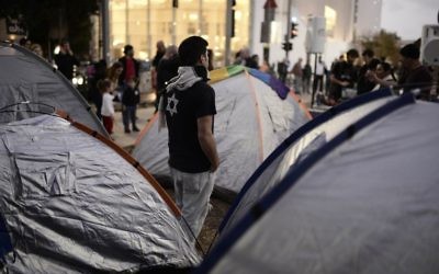 Les militants sociaux israéliens manifestant contre le prix élevé du logement près des tentes sur le boulevard Rothschild à Tel-Aviv le 1er mars 2015 (Crédit : Tomer Neuberg / Flash90)