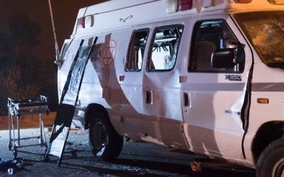 Une ambulance de Tsahal qui a été attaquée par des résidents druzes israéliens dans le Golan alors qu'elle transportait des blessés de guerre syriens pour être soigné en Israël, le 22 juin 2015 (Crédit : Basel Awidat / Flash90)