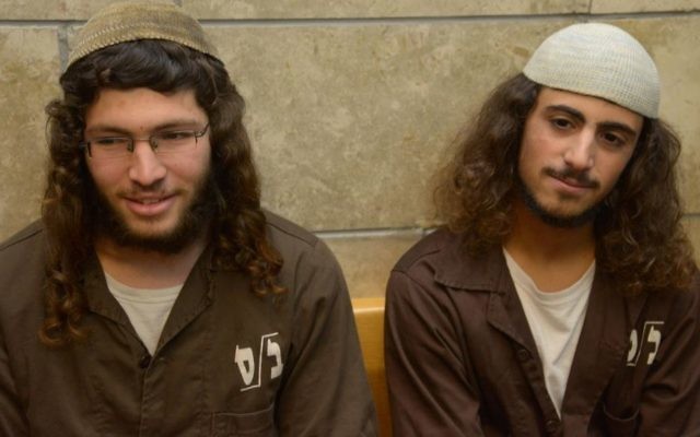 Yinon Reuveni (à droite) et Yehuda Asraf, soupçonnés d'avoir vandalisé l'église de la Multiplication des pains et des poissons à Tabgha, sur le rivage de la mer de Galilée, à la cour de district de Nazareth le 29 juillet, 2015. (Crédit : Basel Awidat / Flash90)