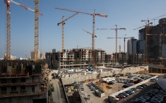 Chantiers dans le centre de Tel Aviv, le 10 août 2015. (Crédit : Miriam Alster/Flash90)