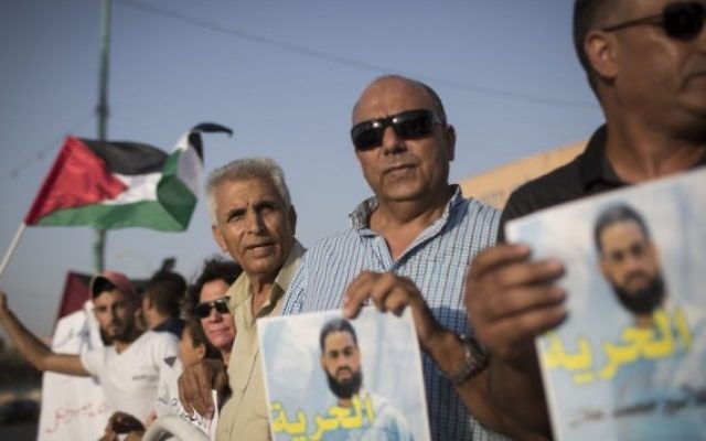 Des Palestiniens et Bédouins manifestent contre la libération de Muhammed Allaan, dans la ville bédouine de Rahat, le 18 août 2015 (Crédit : Hadas Parush/Flash90)
