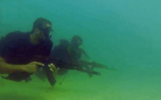 Des commandos de marine du Hamas, vu dans une image fixe d'une vidéo de propagande publiée par le groupe terroriste pendant l'opération Bordure protectrice, à l'été 2014. (Capture d'écran) Des commandos de marine du Hamas, vu dans une image fixe d'une vidéo de propagande publiée par le groupe terroriste pendant l'opération Bordure protectrice, à l'été 2014. (Capture d'écran)
