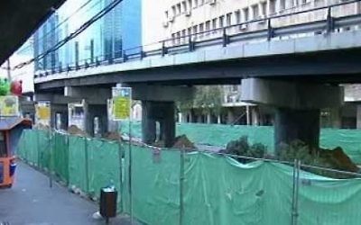 Capture d'écran d'une vidéo montrant la démolition du pont Maariv à Tel Aviv (YouTube / Times of Israel)