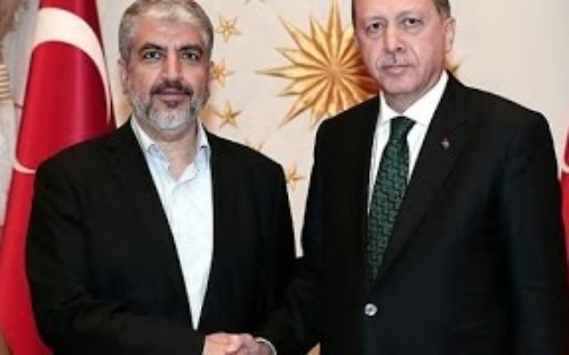 Le président turc Recep Tayyip Erdogan, à droite, avec le chef du Hamas Khaled Meshaal avant leur réunion au palais présidentiel à Ankara, en Turquie, le 12 août 2015. (Crédit : capture d'écran Youtube/TayyipErdoganArabic)