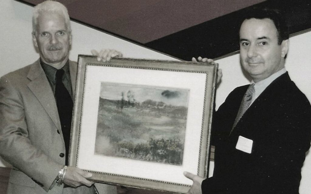 Les frères Nick et Simon Goodman tenant "Paysage" de Degas récupéré, Chicago 1998. (Crédit : Autorisation de la famille Goodman)