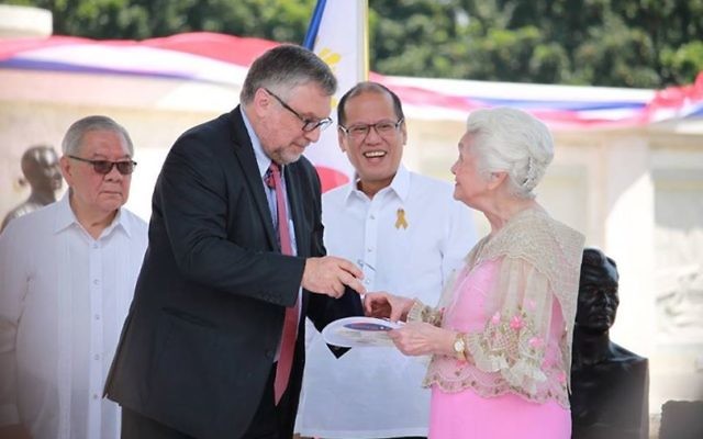 Zenaida Quezon Avancena, la fille de l'ancien president des Philipinnes Manuel Quezon recevant une distinction de la Fondation Raoul Wallenberg pour avair sauve des Juifs pendant la Shoah (Photo: Facebook / The International Raoul Wallenberg Foundation) Zenaida Quezon Avancena, la fille de l'ancien president des Philipinnes Manuel Quezon recevant une distinction de la Fondation Raoul Wallenberg pour avair sauve des Juifs pendant la Shoah (Photo: Facebook / The International Raoul Wallenberg Foundation)