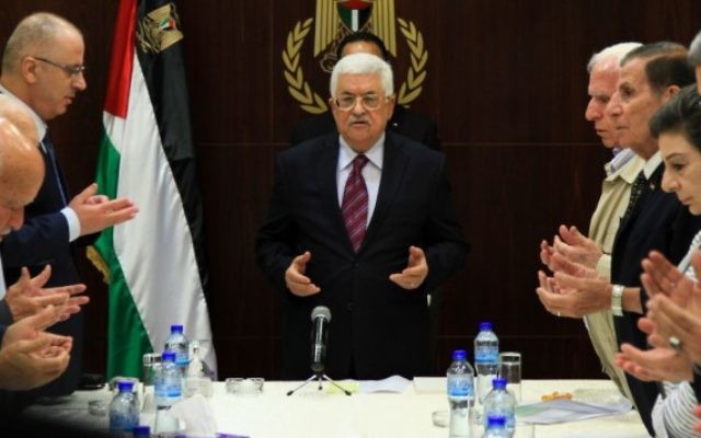Le Président de l'Autorité palestinienne Mahmoud Abbas préside une réunion du comité exécutif de l'Organisation de libération de la Palestine dans la ville de Ramallah en Cisjordanie, le 22 août 2015 (Crédit photo: Flash90) Le Président de l'Autorité palestinienne Mahmoud Abbas préside une réunion du comité exécutif de l'Organisation de libération de la Palestine dans la ville de Ramallah en Cisjordanie, le 22 août 2015 (Crédit photo: Flash90)