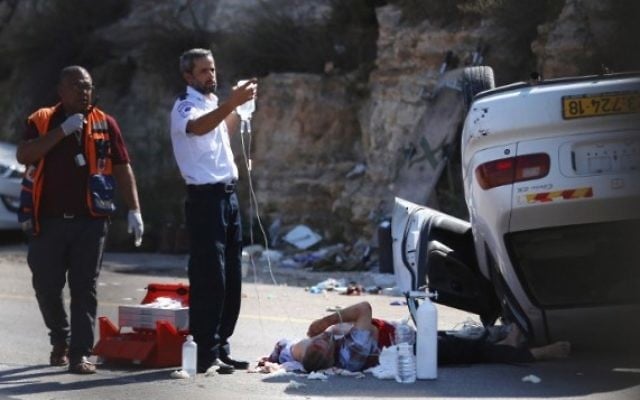 Des secouristes israéliens soignent l'un des trois soldats blessés dans un attentat à la voiture à un carrefour en Cisjordanie le 6 août, 2015 (Photo: AFP PHOTO / STR) Des secouristes israéliens soignent l'un des trois soldats blessés dans un attentat à la voiture à un carrefour en Cisjordanie le 6 août, 2015 (Photo: AFP PHOTO / STR)