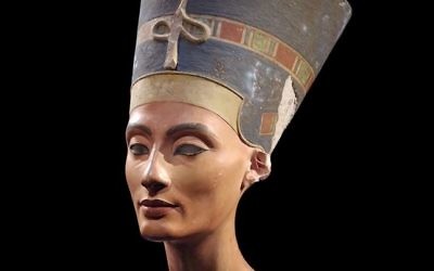 Le  buste de la reine Néfertiti, vieux de 3300 ans découvert en Égypte en 1912 (Crédit : Capture d'écran YouTube)