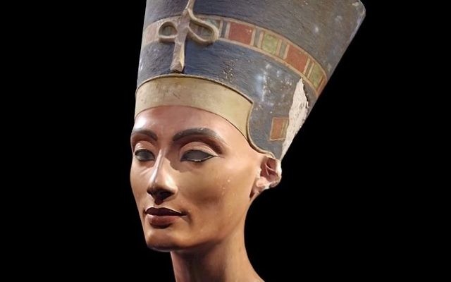 Le  buste de la reine Néfertiti, vieux de 3300 ans découvert en Égypte en 1912 (Crédit : Capture d'écran YouTube)