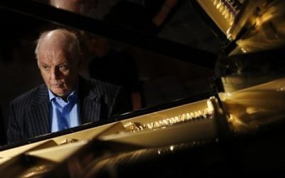 Le pianiste  et chef d'orchestre israélo-argentin Daniel Barenboim joue sur son nouveau piano au Royal Festival Hall à Londres le 26 mai 2015 (AFP / ADRIAN DENNIS)