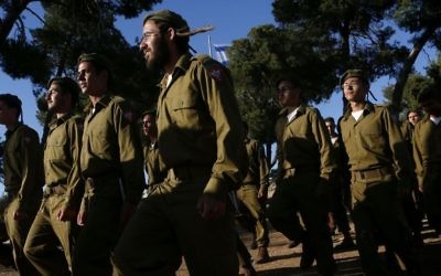 Photo illustrative de soldats religieux barbus. (Miriam Alster/Flash90)