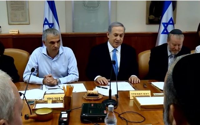 Benjamin Netanyahu et Moshe Kahlon à la réunion du cabinet, août 2015 (Capture d'écran: Youtube Israelipm) Benjamin Netanyahu et Moshe Kahlon à la réunion du cabinet, août 2015 (Capture d'écran: Youtube Israelipm)