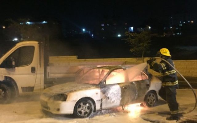 Les pompiers éteignent une voiture qui a pris feu après avoir été touchée par un cocktail Molotov à proximité du quartier arabe de Beit Hanina à Jérusalem-Est, blessant trois personnes, lundi soir, le 3 août 2015 (Sliman Khader / FLASH90) Les pompiers éteignent une voiture qui a pris feu après avoir été touchée par un cocktail Molotov à proximité du quartier arabe de Beit Hanina à Jérusalem-Est, blessant trois personnes, lundi soir, le 3 août 2015 (Sliman Khader / FLASH90)