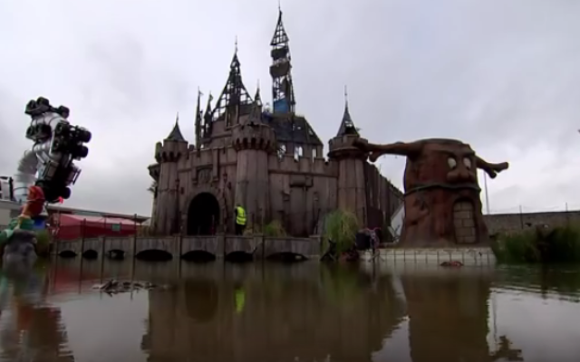 Le château de cendrillon du parc Dismaland de Banksy (Crédit : Capture d'écran YouTube/Channel 4) Le château de cendrillon du parc Dismaland de Banksy (Crédit : Capture d'écran YouTube/Channel 4)