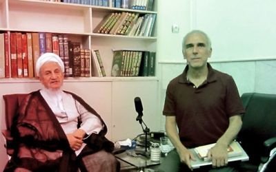 Larry Cohler-Esses (à droite) du journal juif américain Forward interviewant le Grand Ayatollah Yousef Saanei, considéré comme un modéré (Photo: Page Facebook du Jewish Daily Forward)