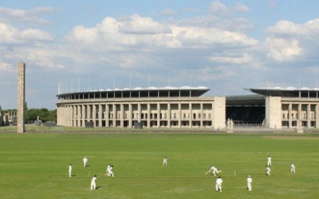 Le cricket est encore joué aujourd'hui à l'ombre du Stade olympique de Berlin (Crédit : britannia1892.de) Le cricket est encore joué aujourd'hui à l'ombre du Stade olympique de Berlin (Crédit : britannia1892.de)