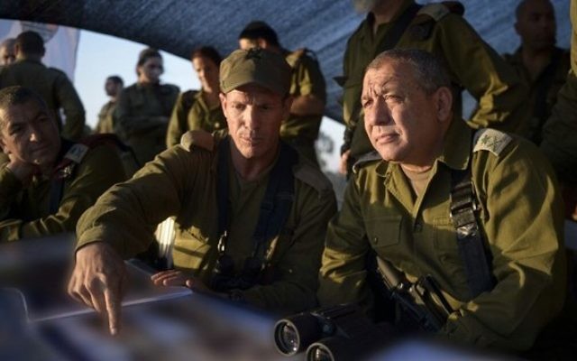 Le chef d'état-major de Tsahal Gadi Eisenkot assistant à un exercice des Blindés le 23 juillet 2015. (Crédit photo: Porte-parole de Tsahal / Flash90) Le chef d'état-major de Tsahal Gadi Eisenkot assistant à un exercice des Blindés le 23 juillet 2015. (Crédit photo: Porte-parole de Tsahal / Flash90)