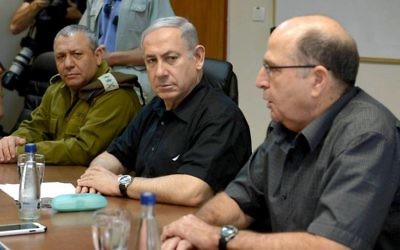 De gauche à droite, le chef d'état-major Gadi Eizenkot, le Premier ministre Benjamin Netanyahu et le ministre de la Défense Moshe Yaalon lors d'une visite de la frontière nord, le 18 août 2015 (Crédit photo: Amos Ben Gershom / GPO) De gauche à droite, le chef d'état-major Gadi Eizenkot, le Premier ministre Benjamin Netanyahu et le ministre de la Défense Moshe Yaalon lors d'une visite de la frontière nord, le 18 août 2015 (Crédit photo: Amos Ben Gershom / GPO)