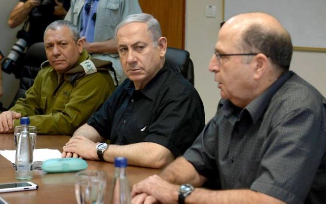 De gauche à droite, le chef d'état-major Gadi Eizenkot, le Premier ministre Benjamin Netanyahu et le ministre de la Défense Moshe Yaalon lors d'une visite de la frontière nord, le 18 août 2015 (Crédit photo: Amos Ben Gershom / GPO) De gauche à droite, le chef d'état-major Gadi Eizenkot, le Premier ministre Benjamin Netanyahu et le ministre de la Défense Moshe Yaalon lors d'une visite de la frontière nord, le 18 août 2015 (Crédit photo: Amos Ben Gershom / GPO)