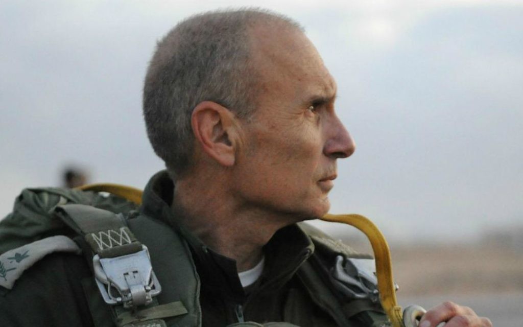 Le major général (à la retraite) Gershon Hacohen tout en restant dans le service actif le 17 Janvier 2012, lors d'un exercice Paratrooper Brigade (Unité / Flickr de la FID porte-parole) Le major général (à la retraite) Gershon Hacohen tout en restant dans le service actif le 17 Janvier 2012, lors d'un exercice Paratrooper Brigade (Unité / Flickr de la FID porte-parole)