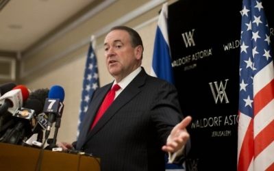 Le candidat à l'investiture du parti républicain pour la presidentielle américaine Mike Huckabee prend la parole lors d'une conférence de presse à l'hôtel Waldorf Astoria de Jérusalem le 19 août 2015. (Crédit photo: Yonatan Sindel / Flash90)