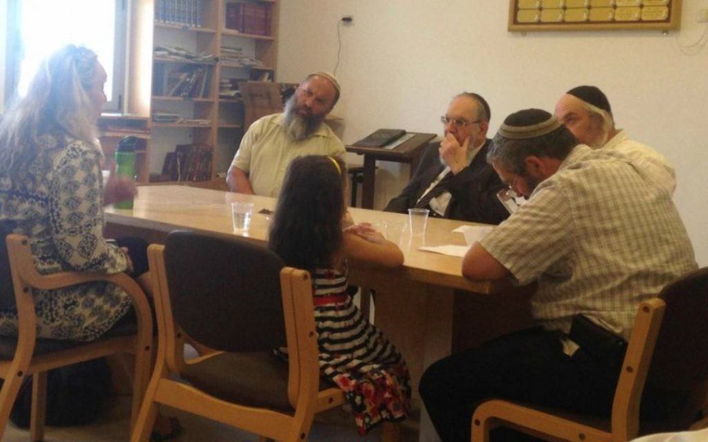 Katya et sa fille au tribunal de conversion indépendant Giyur KaHalakha, dirigé par Rav Nahum Rabinovitch (au centre), lundi 10 août 2015. (Courtoisie)