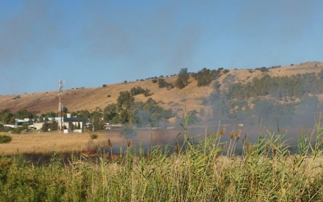Un grand feu de broussailles fait rage près de Kfar Szold sur le plateau du Golan en raison de quatre missiles tirés depuis le côté syrien de la frontière israélo-syrienne le 20 août 2015 (Crédit photo: Basel Awidat / Flash90)