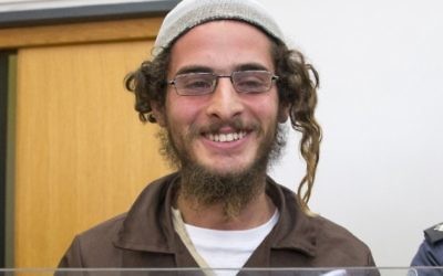 Meir Ettinger, dirigeant d'un groupe extrémiste juif, devant la cour de justice israélienne à Nazareth Illit le 4 août 2015. (Crédit : Jack Guez/AFP)