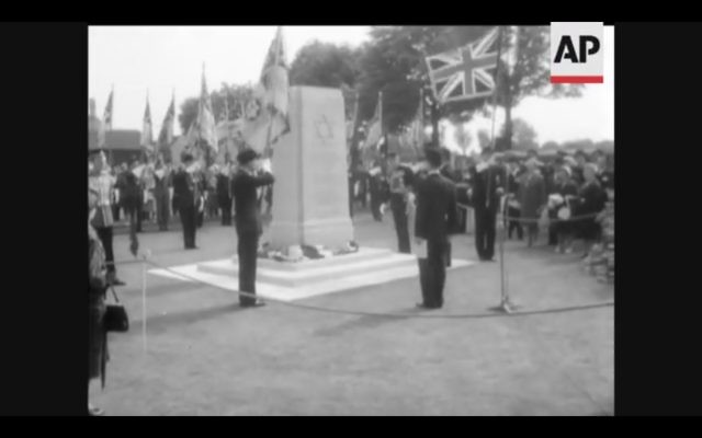 Un mémorial commémorant les Juifs qui ont combattu pour le Commonwealth britannique pendant les deux guerres mondiales dévoilé en Grande-Bretagne en 1961 (Crédit : Capture d'écran YouTube) Un mémorial commémorant les Juifs qui ont combattu pour le Commonwealth britannique pendant les deux guerres mondiales dévoilé en Grande-Bretagne en 1961 (Crédit : Capture d'écran YouTube)