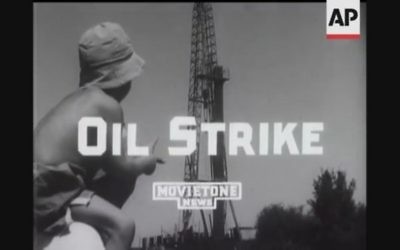 Un jeune observateur du puits de pétrole en 1955. (Capture écran YouTube)