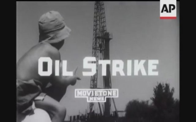 Un jeune observateur du puits de pétrole en 1955. (Capture écran YouTube)