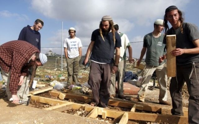 Des Jeunes des Collines de l'avant-poste Oz Zion en Cisjordanie, après leur évacuation par les forces de sécurité, le 30 décembre 2012. Illustration. (Crédit : Flash90) Des Jeunes des Collines de l'avant-poste Oz Zion en Cisjordanie, après leur évacuation par les forces de sécurité, le 30 décembre 2012. Illustration. (Crédit : Flash90)
