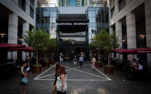 Le marché Sarona, le plus grand marché culinaire d'Israël, à Tel Aviv, le 18 août 2015. (Crédit : Miriam Alster / Flash90)