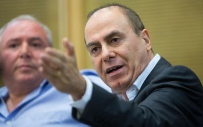Le ministre de l'Intérieur, Silvan Shalom, devant la commission d'immigration et d'intégration à la Knesset, à Jérusalem, le 27 juillet 2015 (Crédit photo: Yonatan Sindel / Flash90)