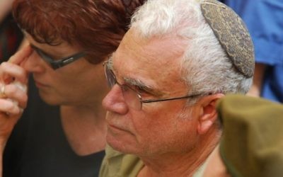 Tsvi Regev, le père du soldat Eldad Regev lors des funérailles de son fils à Haïfa, le 17 juillet 2008 (Crédit photo: Gili Yaari / Flash90)