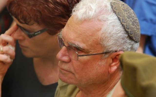 Tsvi Regev, le père du soldat Eldad Regev lors des funérailles de son fils à Haïfa, le 17 juillet 2008 (Crédit photo: Gili Yaari / Flash90)