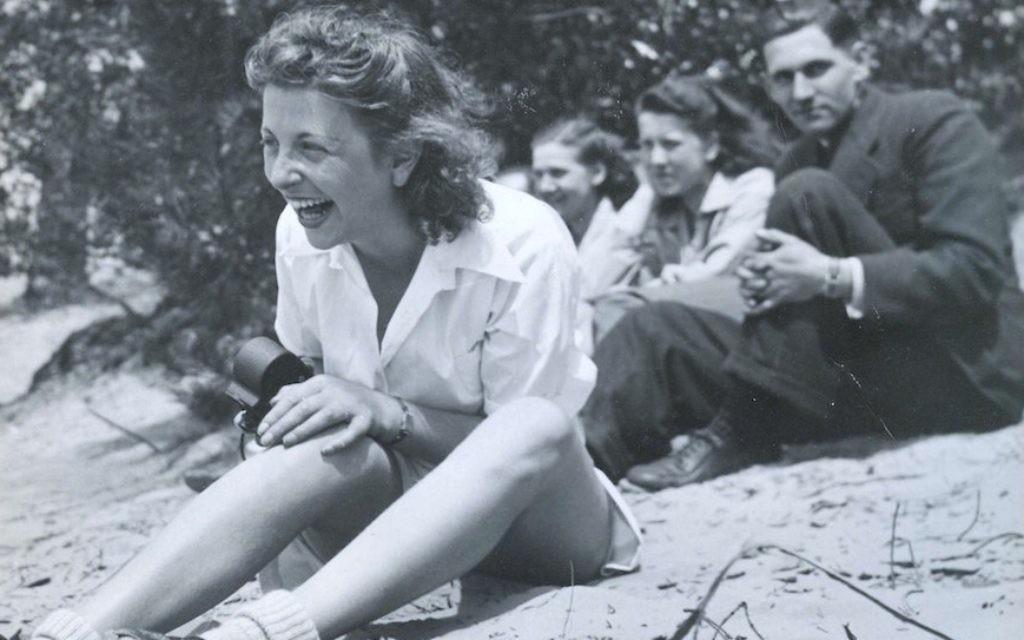 Roosje Glaser, à gauche, avec ses élèves de danse lors d'une excursion en 1942. (Paul Glaser)
