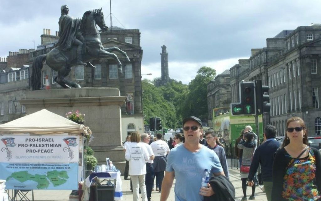 The Edinburgh Friends of Israel a récemment installé un stand avec des bénévoles pour distribuer des tracts pro-israélien sur une rue animée, indépendamment de toute manifestation pro-palestinienne (Crédit : Autorisation) The Edinburgh Friends of Israel a récemment installé un stand avec des bénévoles pour distribuer des tracts pro-israélien sur une rue animée, indépendamment de toute manifestation pro-palestinienne (Crédit : Autorisation)