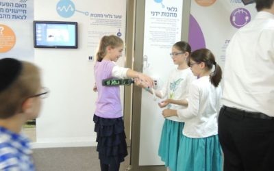 Des enfants visitant le centre de visiteurs Zomet Experience, qui décrit la façon dont les équipements électroniques peuvent être utilisés le Shabbat. (Photo: Melanie Lidman / Times of Israel)