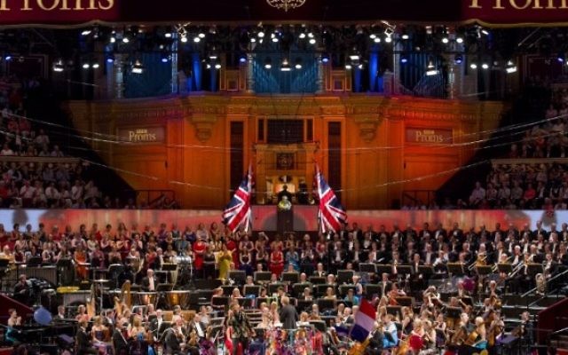 Une performance lors de la dernière nuit des Proms au Royal Albert Hall à l'ouest de Londres, le 12 septembre, 2015. (Crédit : AFP / JUSTIN TALLIS) Une performance lors de la dernière nuit des Proms au Royal Albert Hall à l'ouest de Londres, le 12 septembre, 2015. (Crédit : AFP / JUSTIN TALLIS)